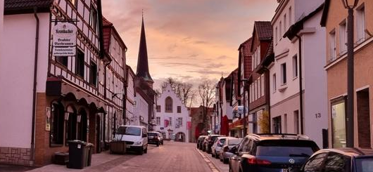 Shopping Meile in Brakel am Abend